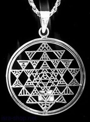 Amuleto de metal para atraer la buena suerte en forma de colgante