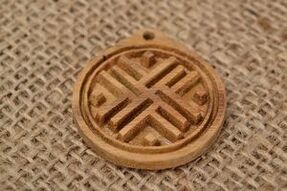 Amuletos de buena suerte hechos de madera y arpillera. 