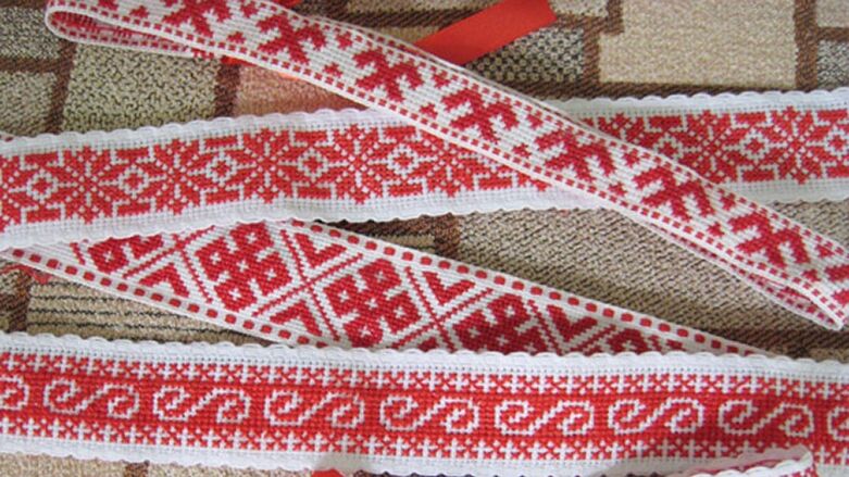 Símbolos eslavos en cinta protectora. 