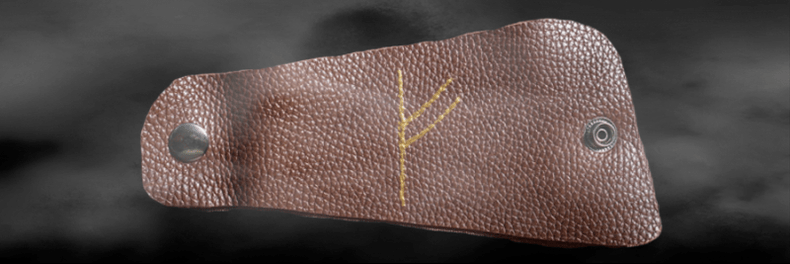 Runas Fehu en la piel como talismán de buena suerte.