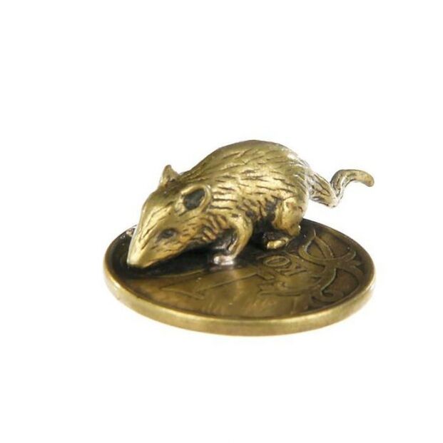Amuleto de rata monedero con moneda que trae buena suerte con el dinero.