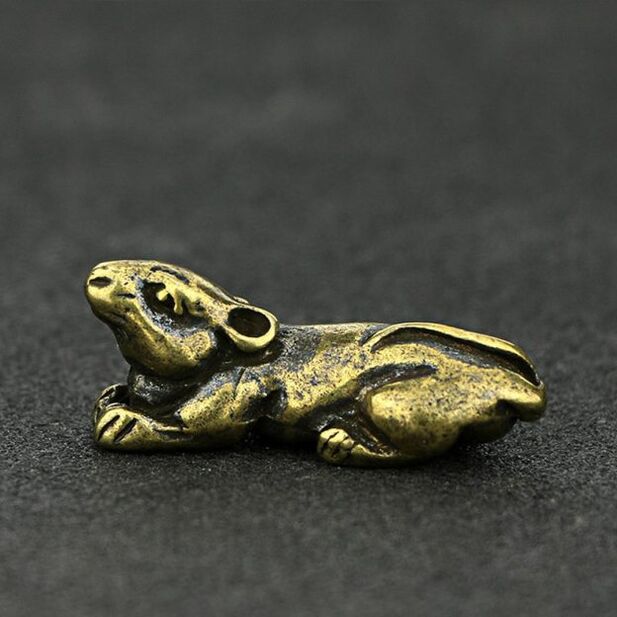 Ratón decorativo símbolo de buena suerte y prosperidad.