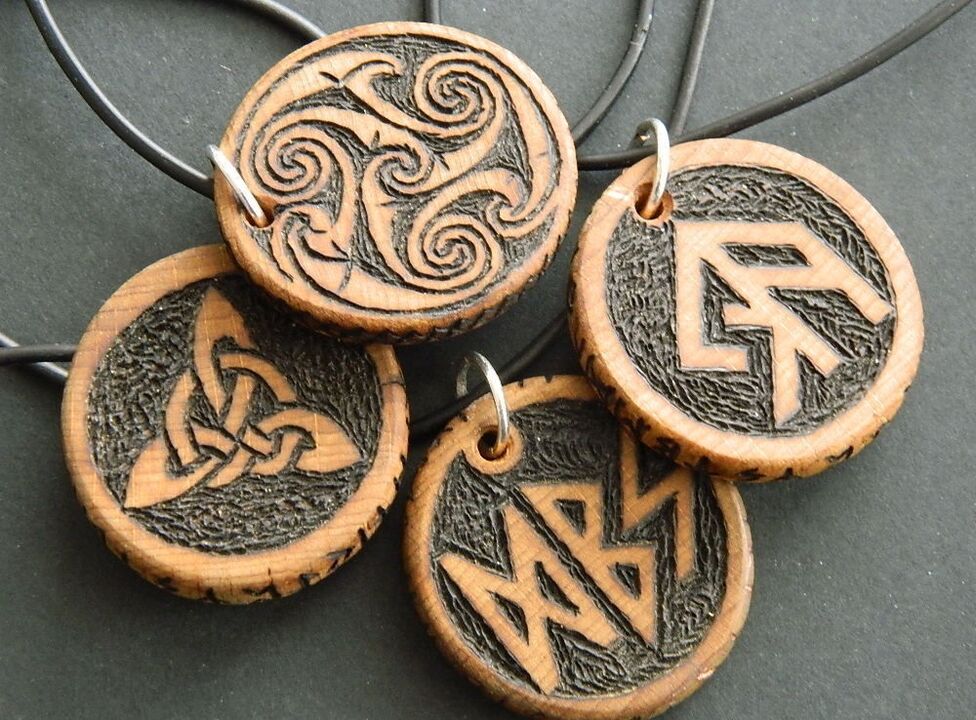Colgante con runas auspiciosas