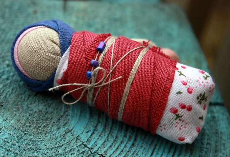 Muñeco de pañales como talismán de salud